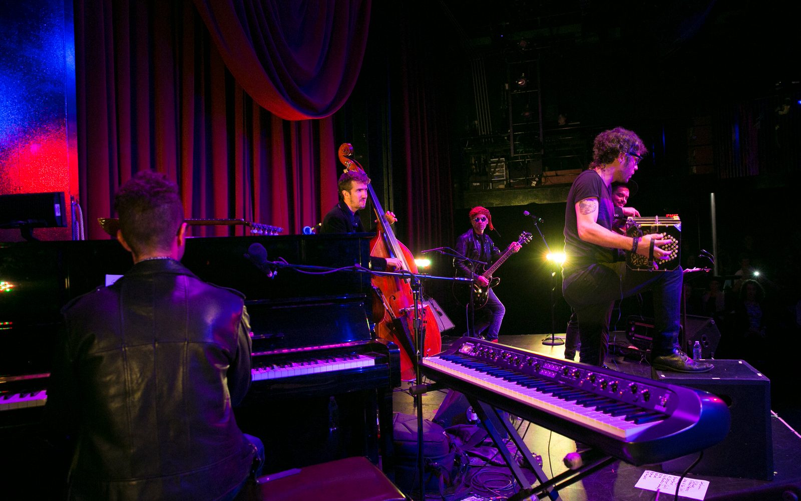 The band from Arrabal playing.