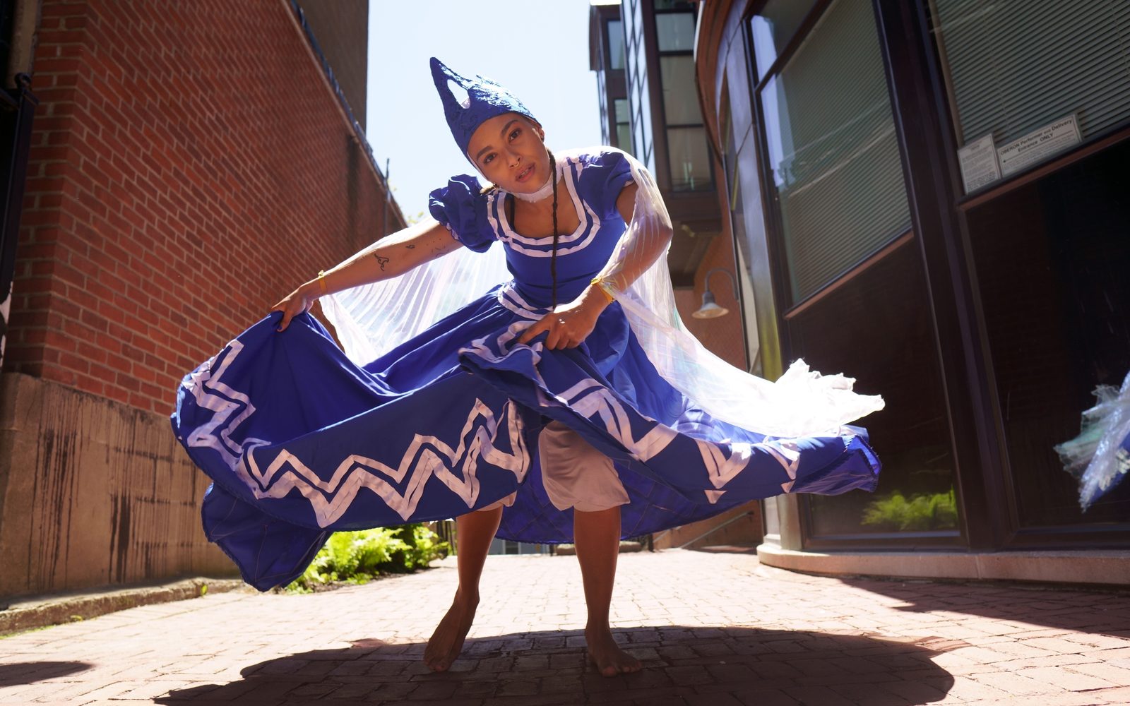 Nadia Issa as Absolem in an alleyway.