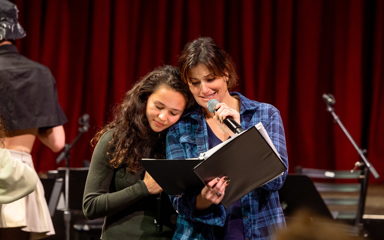 YDE laying her head on Idina Menzel’s shoulder.